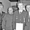 Elmar Niedermeyer (Zweiter von rechts) ist seit 25 Jahren der Feuerwehr treu. Otto Ringelmann (Zweiter von links) hat seine Ausbildung zum Maschinisten mit Erfolg bestanden hat. Kommandant Wolfgang Schmiedel (links) und Bürgermeister Reinhold Kuhn gratulierten.