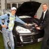 Harald Stoll, Leiter des Porsche Zentrums Würzburg (rechts) mit zwei Stars, dem erfolgreichsten Rennfahrer der Region, Maximilian Götz, und dem neuen Porsche Cayenne Turbo.