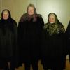 Viel Spaß beim Anprobieren der alten Kirchenmäntel hatten Helene Stiehl, Walli Steiner und Helga Keym (von rechts). Referentin Christine Will (links) erklärte, was damals anders war als heute.