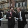 Da geht's lang: Kersten Hahn, Verkehrsamtsleiter der Stadt Bad Mergentheim (rechts), weist OB Lothar Barth (Mitte) den Weg. Links Jörg Mielebacher, der die Stadtführung per Handy entwickelt hat.