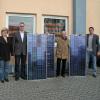 Drei der sechs gespendeten Module sowie (von links): Ulrike Schramm, Firmenchef Burkhard Schramm, Gerhard Wielgoß und Johannes Schramm.