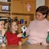 „Good morning, Robin.“ Panda-Bär Peter und Erzieherin Claudia Schlör begrüßen die verkleideten Kinder im Würzburger Haus für Kinder Sankt Hildegard auf Englisch.