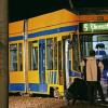 Beamte der Spurensicherung untersuchen in Schkeuditz bei Leipzig eine Straßenbahn. vor die sich der Tatverdächtige im Fall des neunjährigen Mitja am Donnerstagmorgen geworfen hatte.