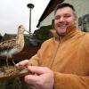 Die Rhön ist ein vogelreiches Gebiet. Immerhin 214  Arten konnten hier beobachtet werden. Unter anderem auch die Bekassine, von der Jürgen Holzhausen von der Thüringer Verwaltungsstelle des Biosphärenreservates Rhön ein Präparat in die Kamera hält. Bekassinen fühlen sich auf Feuchtwiesen wohl und ziehen darauf ihren Nachwuchs groß. In anderen Regionen werden diese Wiesen zum Zwecke der landwirtschaftlichen Nutzung oftmals trocken gelegt. Im Biosphärenreservat ist das verboten, so sind die Bestände stabil.
