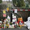 Blumen und Plüschtiere vor der Gartenanlage in Leipzig-Schkeuditz, in der der neunjährige Mitja ermordet aufgefunden wurde.