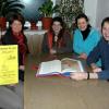 Der Pfarrgemeinderat Wonfurt mit (von rechts) dem Pastoralreferenten Michael Nowak, Silke Bengel, Liselotte Vogt, Manuela Firsching sowie Ingo Klaus (nicht im Bild) möchte dreimal im Jahr einen Bibel-Stammtisch anbieten. Mit im Bild die Praktikantin Leila Zmero (links) mit dem Plakat für den ersten Bibel-Stammtisch.