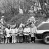 Die Polizei war zu Gast im Remlinger Kindergarten. Verkehrserzieher Stefan Breunig von der Inspektion Würzburg-Land erklärte den Kleinen, wie sie sich im Straßenverkehr zu verhalten haben. Kindergartenleiterin Manuela Reiser (rechts hinten), die Erzieherinnen und die Kinder freuten sich über den Besuch und warfen auch einen Blick in den Polizeibus.