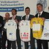 Mit Trikots der Besten bei der Bayern Rundfahrt präsentierten sich (von links) Andreas Moser, Thomas Most, Franz-Josef Hartlieb (alle Stadtmarketing-Verein Kitzingen), Ralph Hartner (Stadt Kitzingen), Direktor Peter Siegel vom Mit-Sponsor VR-Bank und Renn-Organisator Ewald Strohmeier.