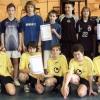 108 Mannschaften aus 27 unterschiedlichen Bildungseinrichtungen beteiligten sich an der Schulmeisterschaft im Fußball, dem Turnier um den so genannten Speed-Soccer-Cup, in der Mehrzweck- und der Erlenbachhalle in Igersheim. Hier stellvertretend die Erstplatzierten der Altersklasse elf bis 13 bei den Jungen – der Sieger Deutschorden-Gymnasium Bad Mergentheim III (vorne) sowie die Zweiten und Dritten dieses Wettbewerbes, die Grund- und Hauptschule Urphar/Lindelbach (links) sowie die Realschule Lauda I (rechts).
