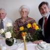 Goldene Hochzeit feierten in Schollbrunn Franz und Rösle Kohlross (von links). Bürgermeister Peter Knobeloch gratulierte.