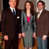 VR-Bank-Vorstandsmitglied Peter Siegel, ARD-Moderatorin Anja Kohl und der Moderator des Abends, Marco Maiberger (Foto von links), bescherten den rund 200 Zuhörern in der alten Synagoge in Kitzingen einen gleichermaßen informativen wie unterhaltsamen Abend rund um das Thema Aktien, wirtschaftliche Entwicklung und Altersvorsorge.