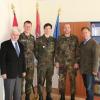 Zu Besuch bei Erstem Landesbeamten Jörg Hasenbusch (links) und Landrat Reinhard Frank (rechts): Oberstleutnant Dirk Meckelholt (Zweiter von links) sowie die beiden Majore der Rerserve Jürgen Maier (Mitte) und Martin Ries. Ries leitet das neue Kreisverbindungskommando der Bundeswehr, im Katastrophenfall die Schnittstelle zwischen dem Verwaltungsstab im Landratsamt und der Armee.