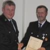 Wolfgang Körner (links) war zwölf Jahre Kommandant der FFW Seinsheim. Er bedankt sich bei seinem Kollegen Gerhard Stütz, der 24 Jahre lang das Protokoll führte und 18 Jahre die Kassenführung innehatte.