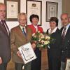 Für seine 16-jährige erfolgreiche Arbeit ernannte die Bäckerinnung Edwin Weber zum Ehrenobermeister. Im Bild von links: Innungsobermeister Wolfgang Rhein, Ehrenvorstand Siegfried Pfeuffer, Waltraud Pfeuffer und Inge Weber, die Blumensträuße  bekamen und der Ehrenobermeister der Bäckerinnung Edwin Weber.