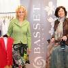 Die frischgekürte fränkische Weinkönigin Eva Barthelme aus Gaibach (links) repräsentiert nicht nur die edlen Tropfen aus den fränkischen Weinbergen, sondern auch Mode aus Gemünden. Bei der Auswahl der Kollektion half Basset-Chefin Martina Czerny.
