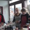 Konzentriert beim Kochen: Die Schüler beim Unterricht.