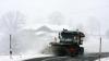 Am tiefverschneiten Irschenberg in Oberbayern räumte dieser Schneepflug am Dienstag, einen Tag vor Frühlingsanfang, eine Nebenstraße.
