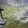 Blick aus einer Gondel der Gemsstock-Schwebebahn auf die Gemeinde Andermatt im Schweizer Kanton Uri: Die Bürger der Gemeinde entscheiden Ende März über den Bebauungsplan „Tourismusresort Andermatt“. Von der Ferienanlage erhofft sich der Kanton Uri einen Entwicklungsschub.DPA