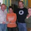 Von der Schönheit des Landes Kenia und der Freundlichkeit der Menschen begeistert, versuchen Elvira (rechts) und Klaus Amthor (links) zusammen mit der Kolpingsfamilie auch bei den weniger schönen Seiten des kenianischen Alltags zu helfen. Anni Hebig vom Eine-Welt-Arbeitskreis und Peter Kolb von der Kolpingsfamilie Retzstadt überreichen hierfür den Erlös des diesjährigen Retzstadter Fastenessens in Höhe von 685 Euro, der Straßenkindern in Nairobi zu Gute kommen wird.