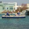 Zwei in einem Boot: Kurdirektor Werner Angermüller und Bademeister Thomas Henning „kontrollierten“ von einem Schlauchboot aus am Mittwoch die letzten Arbeiten am und im Naturheilwassersee an der FrankenTherme in Bad Königshofen. Die 720 Quadratmeter große Wasserfläche steht ab sofort wieder allen Gästen zur Verfügung. Im vergangenen Jahr haben knapp 180 000 Besucher das Gesundheits- und Erlebnisbad mit Heilwassersee besucht und die Besucherzahlen nach oben getrieben.HANNS FRIEDRICH