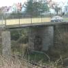 Alt, angerostet und nicht mehr belastbar ist die Brücke über der Bahn in der Straße Am Berg in Stetten. Die Stahlrollen auf den Widerlagern der Pfeiler, die die Brücke elastisch halten, sind verrostet.