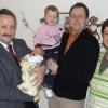 Über die kleine Lena freuen sich nicht nur die Eltern Gerlinde und Hermann Eidel samt Töchterchen Johanna. Auch Giebelstadts Bürgermeister Paul Merklein ist über seinen 5000. Mitbürger glücklich.