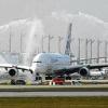 Der Riesen-Airbus A 380 rollt am Mittwoch dieser Woche in München zur Startbahn. Das größte Passagierflugzeug der Welt gastierte für einen Tag in Bayern.