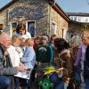 Nicht nur Architekt Reinhard Singer (links) hat Pläne für die Aufstockung der „KiTa“, sondern auch die Kinder haben längst ihr neues Zuhause in Bildern festgehalten. Vorne mit im Bild Elfi Denk vom „KiTa“-Vorstand.