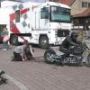 Meist beachtetes und fotografiertes Objekt am Bike-Weekend der Mellrichstädter Bierranhas auf der Streuwiese war das Dragster-Motorrad, hier mit Fahrer „Monster“. Das Gestell am Heck ist gegen das Aufbäumen und Überschlagen des Motorrades in der Startphase.
