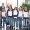Stolz zeigen die neuen Streitschlichter der Verbandsschule Waldbüttelbrunn ihre Urkunden. Die Lehrerinnen Ute Helbig (rechts) und Annette Schmitt übernahmen die Ausbildung der Jugendlichen.