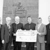 Scheckübergabe der Sparkasse in Güntersleben: Burkhard Ziegler (Gebietsdirektor), Dr. Rudolf Fuchs (Vorstandsvorsitzender), Pfarrer Dieterich Braun, Pfarrer Matthias Lotz, Bürgermeister Ernst Jossberger und Geschäftsstellenleiter Bastian Wisshofer.
