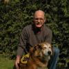 Graham Ford mit seiner Hündin Lady. Für seine Arbeit als Vorsitzender des Vereins „Tiere helfen Menschen“ wurde ihm das Bundesverdienstkreuz verliehen.
