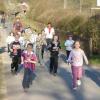 Diese Gruppe dreht am Mittwochabend beim Lauftreff für Kinder und Jugendliche mit Renate Pfaff eine kleine Runde auf dem Radweg entlang der Sinn in Richtung Burgsinn.