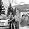 Michael Hippeli (links) hat auf dem Gelände des Renault-Autohaus Hippeli in Nordheim eine Autogas-Tankstelle eröffnet. Bruder Stefan Hippeli (rechts) probiert die neue Anlage gleich aus.