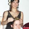 Lena Münch wird von Vorgängerin Lisa Volkmann zur 18. Sommeracher Weinprinzessin gekrönt.