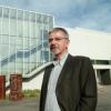 Werner Küntzel vor dem Erweiterungsbau der FOS/BOS. Seine gelungene Architektur wird an den Leiter des Hochbauamtes auch in dessen Ruhestand erinnern.