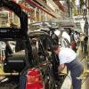 Ein Mitarbeiter bei der Montage eines Astra: Das Bochumer Opel-Werk bleibt von den Sparplänen der US-Mutter GM verschont.