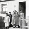 Im Oktober 1953 ging es mit der Poststelle in Willanzheim aufwärts: Die kleine Poststelle II wurde zur Postelle I höher gestuft. Im Hause der Familie Hell erhielt die Post einen eigenen Postraum mit Schalter. Ein Schild über der Tür zeigte: Hier konnte man telefonieren.