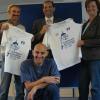 Die neuen, hochwertigen T-Shirts zum fünften Altstadtlauf präsentierten bei einer Pressekonferenz (von links): Hugo Väthjunker, Abteilungsleiter Laufsport des RV Viktoria Wombach, sein Stellvertreter Sebastiano Ilardi (vorne), Hilmar Ullrich, Marketingleiter der Raiffeisenbank Lohr, und Lohrs Zweite Bürgermeisterin Brigitte Riedmann.