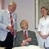 Henning Scherf trägt sich ins Goldene Buch der Gemeinde ein. Links Bürgermeister Rainer Kinzkofer, rechts Buchhändlerlin Dagmar Flesch, auf deren Einladung der prominente Gast nach Veitshöchheim kam.