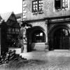 Von 1935 bis 1959 war die Sparkasse im Erdgeschoss des Alten Rathauses in Lohr untergebracht. Auf dem Bild zu sehen ist neben dem damaligen Eingang zur Sparkasse auch der alte Rathausbrunnen, der heute am Parkplatz in der Färbergasse steht.