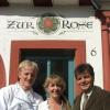 Hugo und Ursula Heimbach übernehmen am 30. April als Pächter das Gasthaus „Zur Rose“ am Marktplatz 6 in Karlstadt. Links Bernhard Roth vom Verpächter Würzburger Hofbräu.