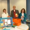 Kooperation ist im Kasten: Beim Projekt „Lesekiste“ arbeiten das Johann-Schöner-Gymnasium und die Stadt Karlstadt zusammen. Sina Reuschle (rechts), Leiterin der Stadtbücherei, übergab – leihweise – zwei Kisten mit Büchern an die „Eltern“ des Projekts, Maria Rohner und Jürgen Röder, Fachbetreuer für Deutsch.