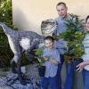 Aus der frühen Kreidezeit vor 90 Millionen Jahren stammt die Urzeitpflanze Wollemi Pine, die als ausgestorben galt, aber vor 13 Jahren in Australien wieder entdeckt wurde. Die Waigolshäuser Gärtnerei Benkert darf sie nun einmalig in Bayern verkaufen. Rupert und Hilde Benkert sowie Sohn Christian sind von der Pflanze aus der Zeit der Dinosaurier ganz begeistert.
