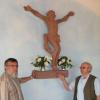 Am Hallenberg in Bergrothenfels stand das Kreuz, dessen Korpus jetzt die Aussegnungshalle des Friedhofs ziert. Walter Rausch (links) hat den Umzug die Restauration organisiert, Bildhauer Erich Gillmann das Arrangement für das gesamte Ensemble entworfen.