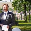 Aus Sicherheitsgründen durfte Valentin Fillafer erst nach der Abreise seiner hohen Gäste das Geheimnis lüften. Das Bild zeigt den Polisina-Direktor mit der Kulisse Frickenhausens im Hintergrund.
