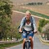Der Traum aller Fahrradfahrer wird am Sonntag Wirklichkeit, wenn zwischen Schwarzach und Grafenrheinfeld der „1. autofreie Sonntag für Genießer im Fränkischen Weinland“ stattfindet. Zusammen mit Umweltminister Werner Schnappauf gibt die Fränkische Weinkönigin Eva Barthelme (im Bild) um 10 Uhr in Volkach den Startschuss. Insgesamt beteiligen sich zwölf Gemeinden auf Initiative des Weinbauverbands an der Aktion.