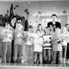 Lesewettbewerb an der Erlenbacher Volksschule: Die drei Klassenbesten mit den Juroren und Rektorin Ruth Beckmann rechts.