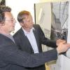 Architekt Martin Kuntz (links) und Baureferent Jochen Müller vor dem „Sieger-Dach“ des Würzburger Büros Kuntz & Manz sowie des Ingenieurbüros Schlaich, Bergermann und Partner (Stuttgart).