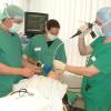 Eingriff geglückt, Patient gerettet: Fachpfleger Eduard Büchs, Assistenzärztin Dr. Claudia Siebel und Oberarzt Dr. Stefan Frank (von links) üben am Anästhesie-Simulator „Loki“ in der Bad Neustädter Herz- und Gefäßklinik für den Ernstfall.
